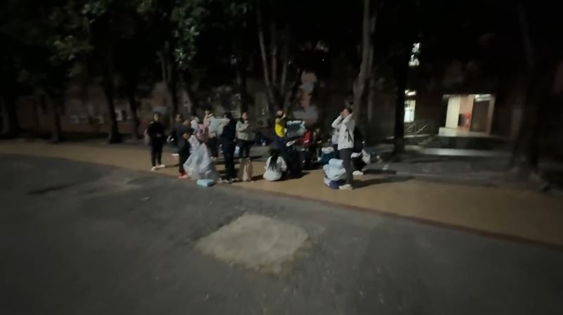 台東體中受地震影響，校舍受損嚴重，師生趕緊逃到戶外空曠處。(圖／翻攝畫面）