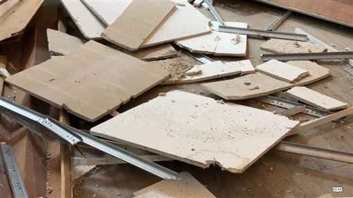 最尬一幕！上廁所遇地震「屁股外露」急逃