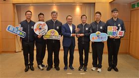 新北市消防局獲國際認證「世界級訓練中心」，局長陳崇岳獻獎予市長侯友宜。（圖／新北消防提供） 