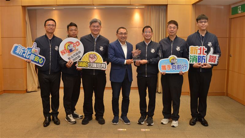新北市消防局獲國際認證「世界級訓練中心」，局長陳崇岳獻獎予市長侯友宜。（圖／新北消防提供）