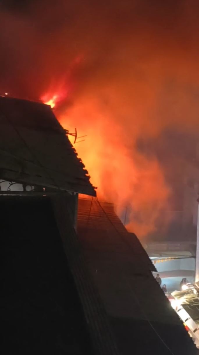 台北市中山區民權東路一段38巷一間民宅發生大火，奪走2命。（圖／翻攝自記者爆料網）