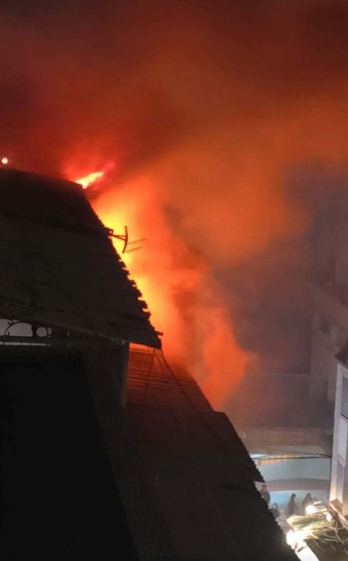 台北市中山區傳出嚴重火警，煙霧不斷竄出，恐飄散四個行政區。（圖／翻攝自記者爆料網）