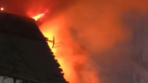 新／北市民宅頂加惡火　現場拖出2具焦屍