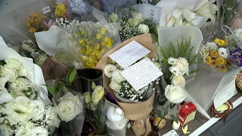 兇嫌張文哥哥到北車命案現場獻花，並留下兩張親筆信向余媽媽道歉並致敬。（圖／三立新聞）