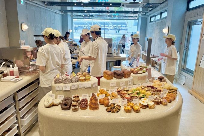 店家強調，展示台都會進行定期且嚴格的深度清潔，絕對確保食品安全衛生無虞。（圖／翻攝自X平台 @parfaitthestudy）