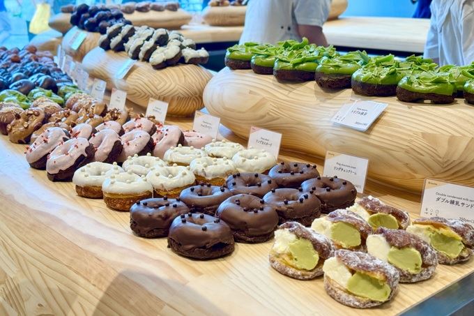 「I'm donut？」其他分店是將甜甜圈放在原木架上。（圖／翻攝自X平台 @parfaitthestudy）