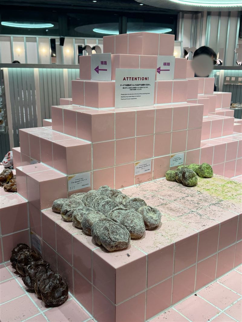 網友實際拍攝，糖粉散落一地，看起來很髒。（圖／翻攝自X平台 @_91mmmsub ）