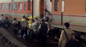 台鐵「彰化＝成功」電車線垂落　單線行車延誤。（圖／翻攝畫面）
