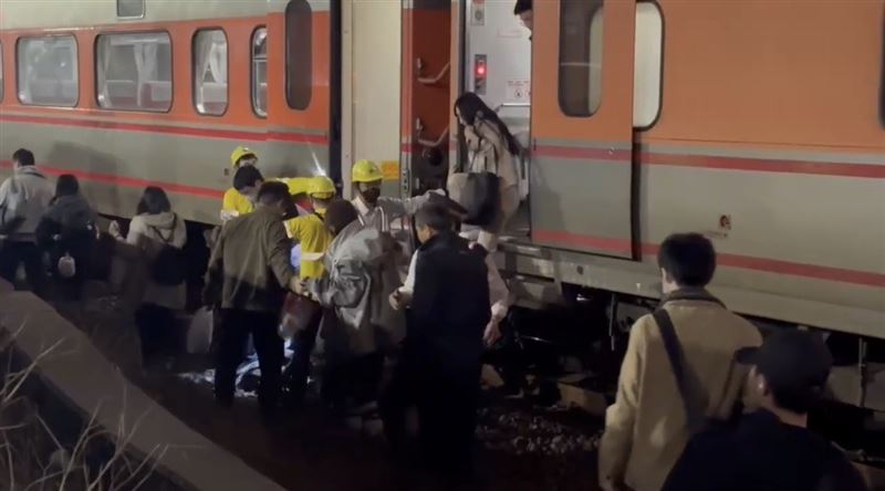 台鐵集電弓損壞 南北交通中斷！乘客卡2hr