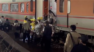 台鐵集電弓損壞 南北交通中斷！乘客卡2hr