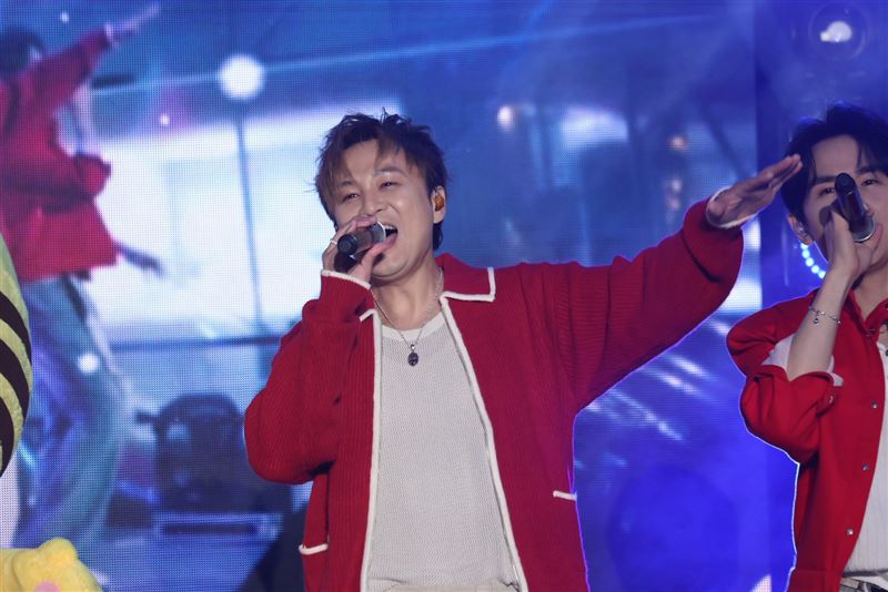 書偉即將迎來雙胞胎，今晚在台上接收全場祝福。（圖／記者鄭孟晃攝影）