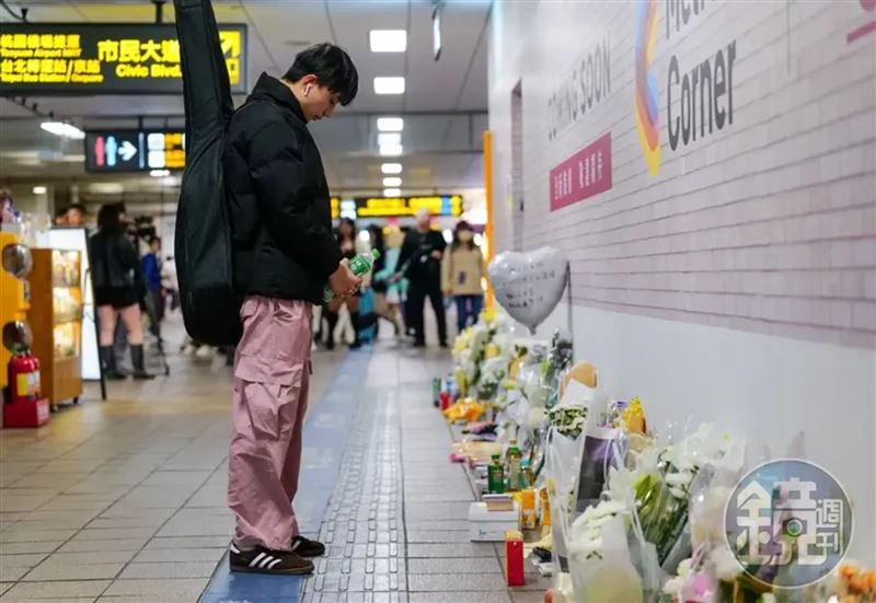 圖為民眾低頭悼念英雄余家昶畫面