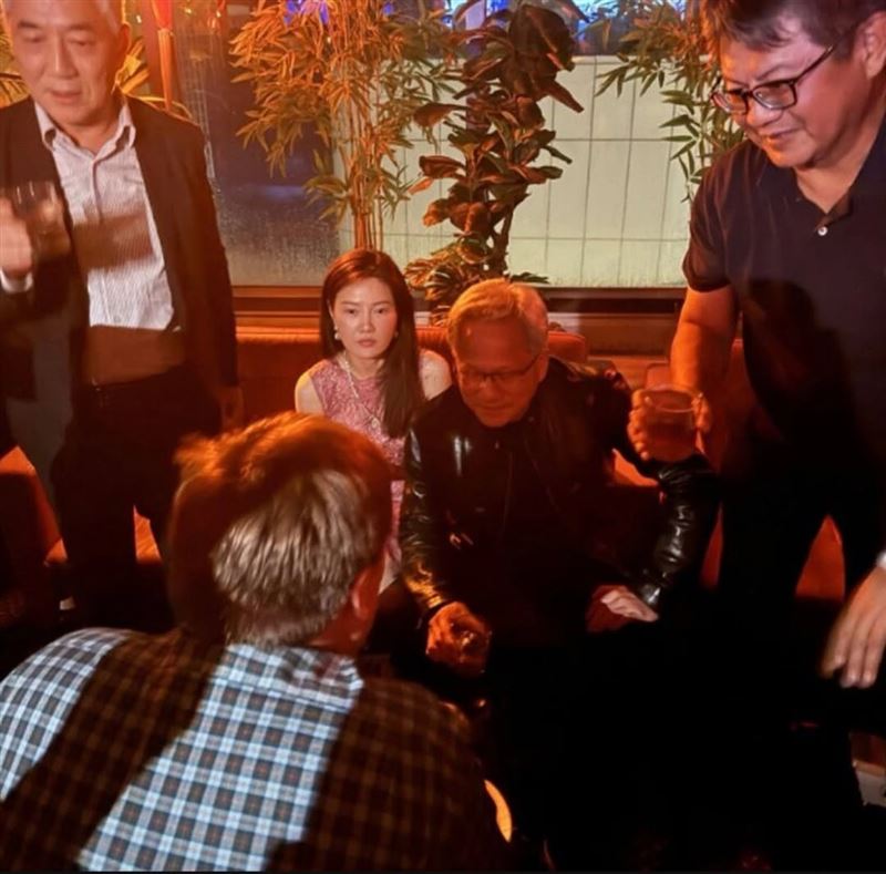 黃仁勳與Megaspeed高管黃樂公司負責人黃樂（Alice Huang）曾被目擊在派對中同桌。（圖／NetThunder於LinkedIn所發照片）