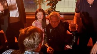 黃仁勳旁神祕女子是誰？美媒爆驚人內幕