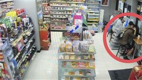 張文（紅圈）犯案前曾獨自到超商購物並一人枯坐在座位區，警方事後發現他刻意切斷與外界聯繫，屬孤狼式犯案。（翻攝畫面）