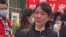  郁方現身哭著陳情。（圖／翻攝自臉書）