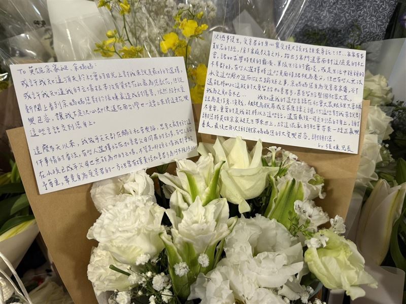 嫌犯的哥哥日前低調前往案發現場獻花，並在一束白花上手寫卡片，吐露對弟弟的無奈，並感謝余家昶和余媽媽。（圖／三立新聞）