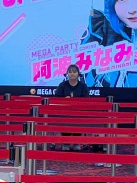 寫真女星阿波南（阿波みなみ）望著空蕩蕩的活動現場，神情相當尷尬。（圖／翻攝自阿波みなみX平台）