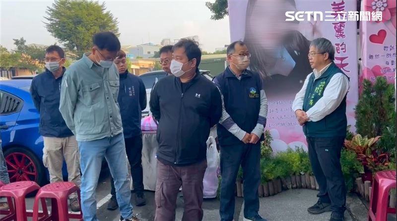 台南市環保局長許仁澤帶領同仁一同送女清潔員最後一程。（圖／記者林昱孜攝影）