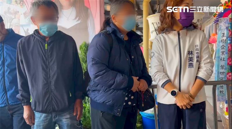 女清潔員父母悲送女兒最後一程，目前還不敢讓高齡奶奶知道女兒死訊。（圖／記者林昱孜攝影）