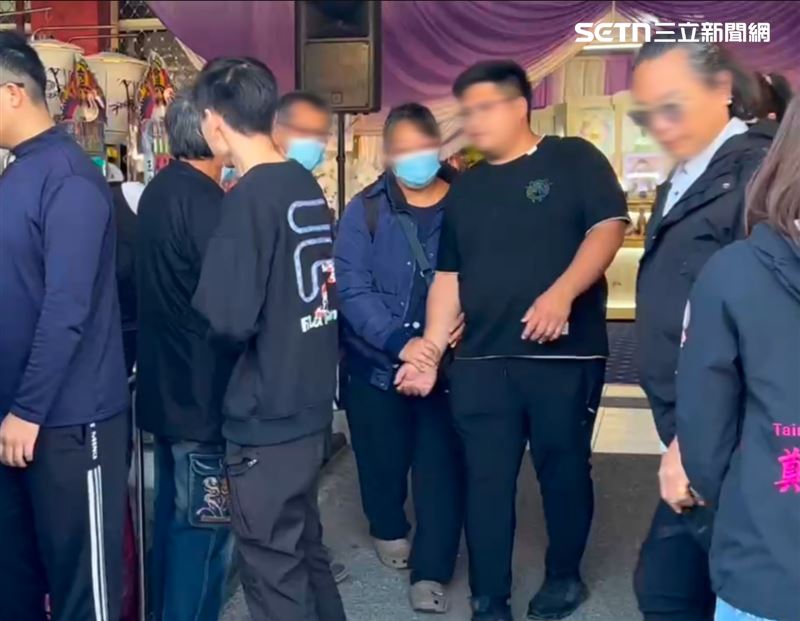 女清潔員男友（右2）在告別式上，除了幫忙大小事外，還會給予陳父、陳母（右3）安慰。（圖／記者林昱孜攝影）