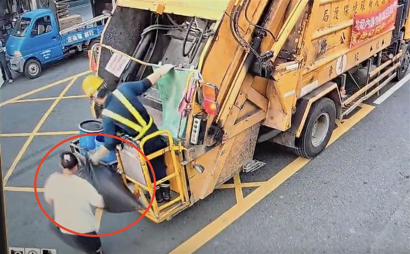 民眾提著兩大袋黑色塑膠袋交給清潔隊員。（圖／翻攝自臉書 草屯人）