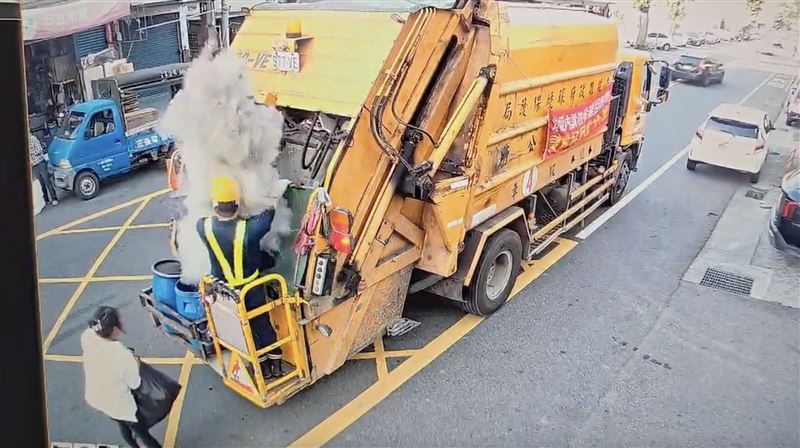 垃圾被壓縮瞬間爆出大量香灰。（圖／翻攝自臉書 草屯人）