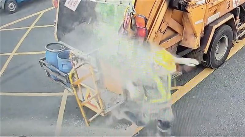 大量香灰爆出，害得清潔隊員瞬間變成「小灰人」。（圖／翻攝自臉書 草屯人）