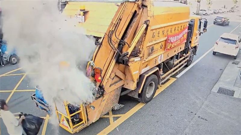 香灰爆出！清潔員全身被炸滿　驚悚畫面曝