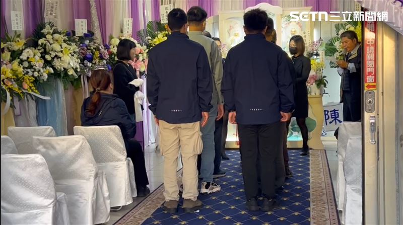 台南市環保局長許仁澤帶領同仁一同送女清潔員最後一程。（圖／記者林昱孜攝影）