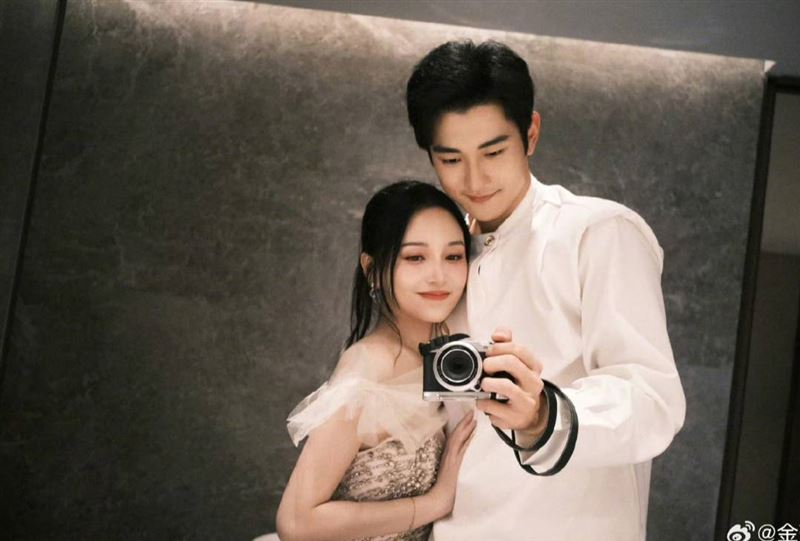 金莎（左）跟小19歲的孫丞瀟交往一度不被看好。（圖／翻攝自微博）