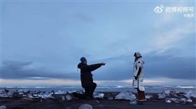 金莎（右）被小19歲的孫丞瀟求婚成功。（圖／翻攝自微博）