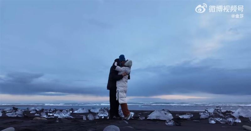 金莎（右）跟小19歲的孫丞瀟浪漫擁吻。（圖／翻攝自微博）