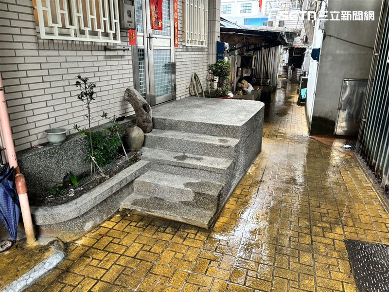 新北瑞芳區某民宅前，38歲林姓男子遭人持銳器刺傷。（圖／翻攝畫面）