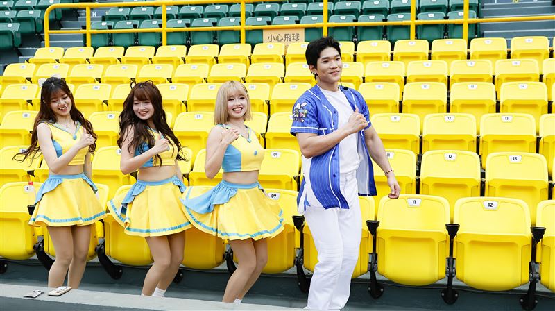左起華華、波波、露娜、建宇為職棒台鋼雄鷹二軍和高雄普門高中友誼賽應援努力練習。（圖／公視台語台提供）