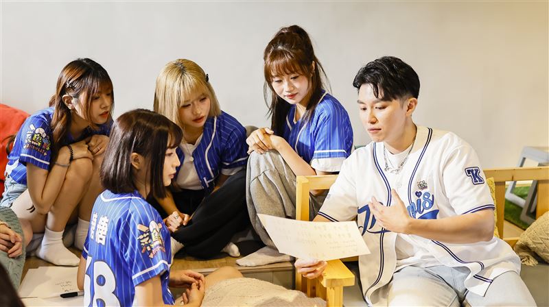 左起小茉、糖糖、露娜、波波 在富邦悍將應援團團長Travis指導下挑戰創作應援詞。（圖／公視台語台提供）