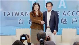 國民黨主席鄭麗文、民眾黨主席黃國昌今（25）日共同召開記者會，推動「國民帳戶」政見。