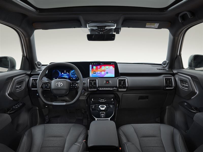 高階車型配置數位儀表與大尺寸中控螢幕。（圖／翻攝Toyota網站）