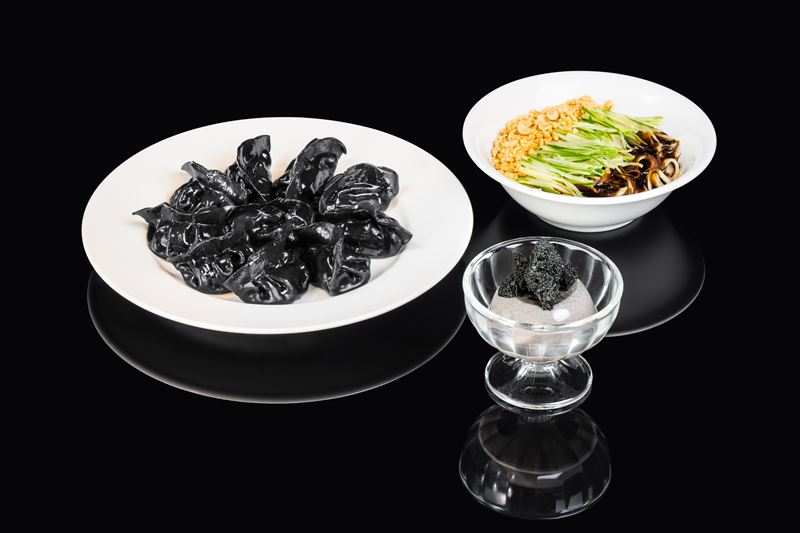 鄭智善推出暗黑系美食，台灣吃得到。(圖／路易莎提供)