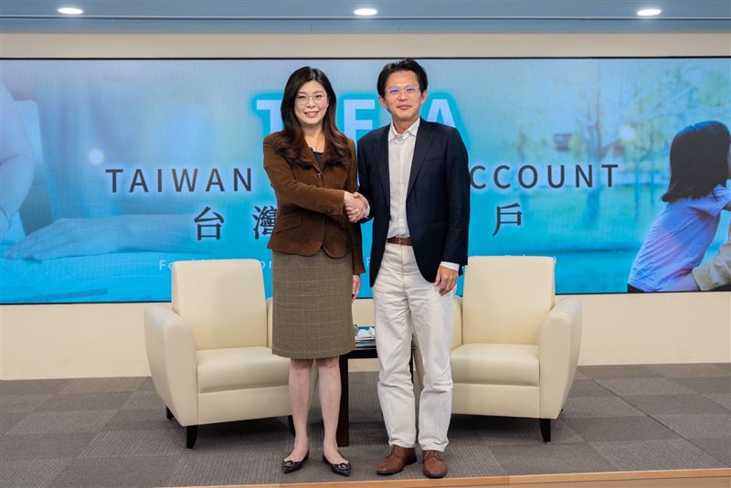 黃國昌、鄭麗文共推「台灣未來帳戶」，主張從兒童出生即開戶並投資五萬元，往後每年投入一萬元直至12歲止。（圖／民眾黨提供）