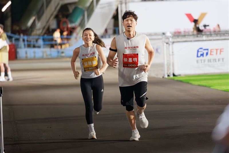 侯昌明（右）攜手曾雅蘭爆發超強體能。（圖／好看娛樂提供）