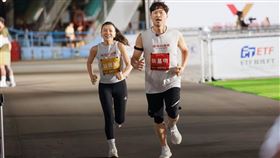 侯昌明（右）攜手曾雅蘭爆發超強體能。（圖／好看娛樂提供）