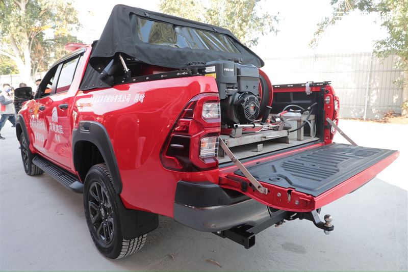 台南市消防局2年前開始倡議，引進高壓細水霧幫浦消防車，但後續卻爆出，民間需要捐贈都需要透過獨家代理的楊姓業者，衍生弊端。（圖／翻攝畫面）