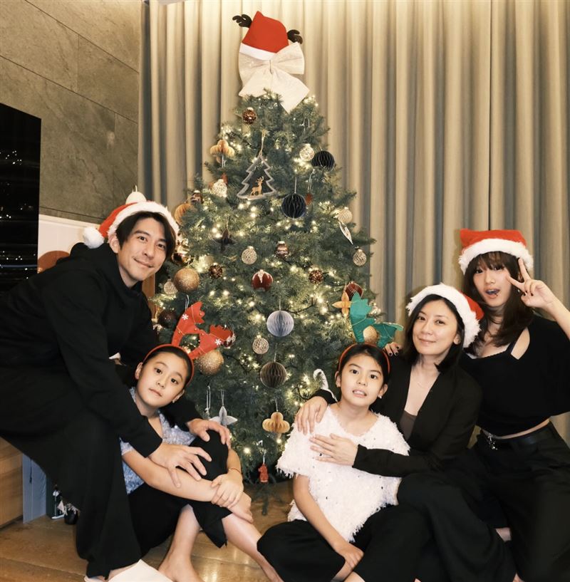 賈靜雯、修杰楷一家五口過聖誕。（圖／翻攝自臉書）