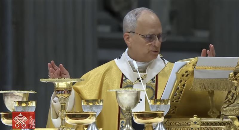 天主教教宗良十四世（Pope Leo XIV）在聖彼得大教堂舉行平安夜彌撒，吸引超過6000名信徒參與。（圖／翻攝YouTube@Vatican News-English）