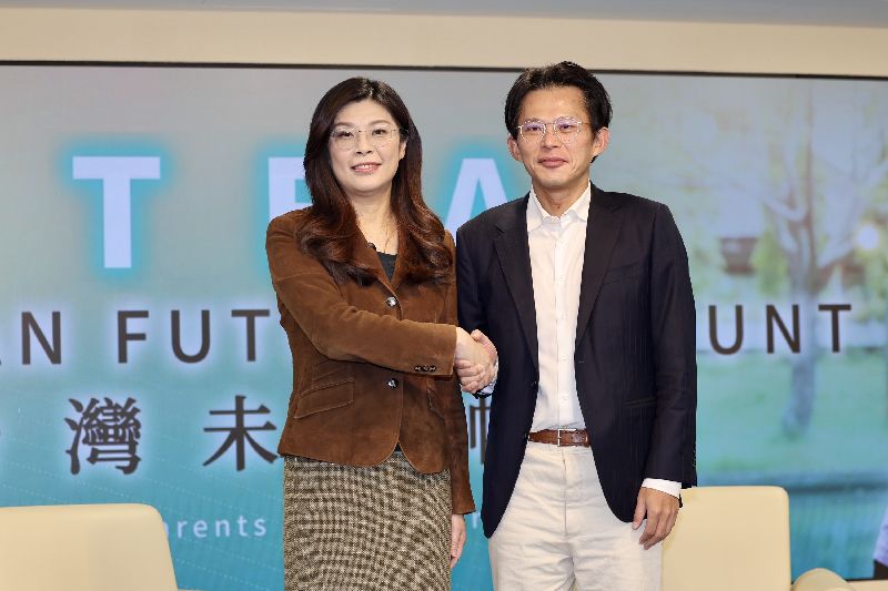 國民黨主席鄭麗文（左）與民眾黨主席黃國昌（右），25日在台北舉行 「搶救少子國安危機 TFA 助台灣一臂之力！」記者會，宣布兩黨共推國民帳戶「台灣未來帳戶」，協助12歲以下孩童累積人生第一桶金