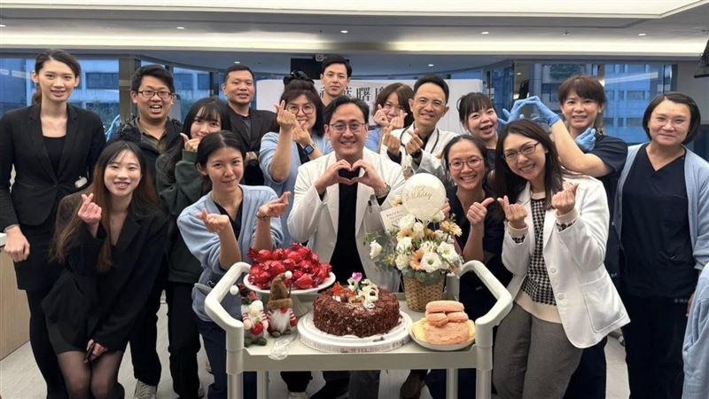 醫願診所葉曙慶（中）在為洗腎病友治療過程中，洗腎室全體病友突然齊聲唱起生日快樂歌，一股暖流注入洗腎室，讓他不自覺紅了眼眶。（圖／葉曙慶提供）