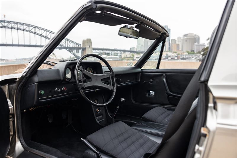 內裝換上全新黑色真皮桶型座椅，中控台則加入藍牙音響。（圖／翻攝SBX Cars網站）