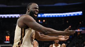 格林（Draymond Green）和勇士主帥柯爾（Steve Kerr）發生衝突。（圖／美聯社／達志影像）
