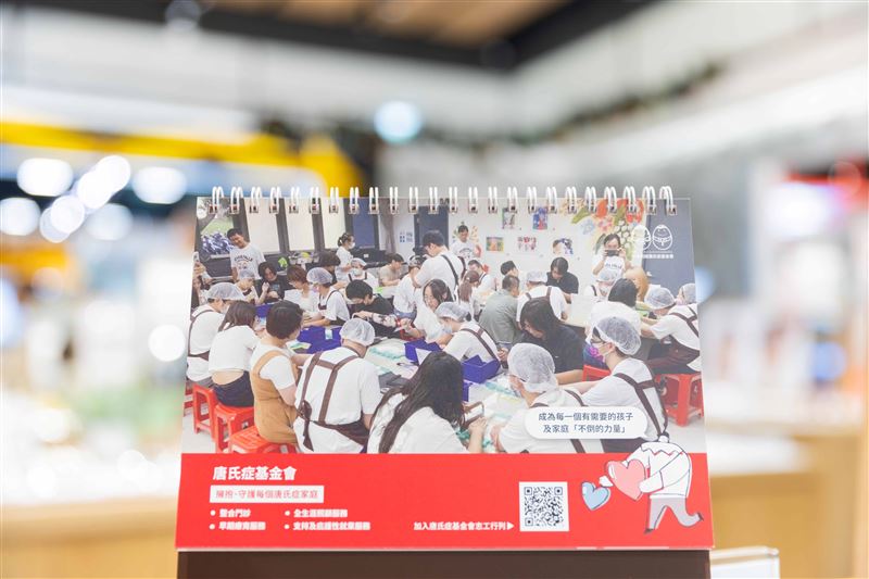 即日起，於JINS全台門市單筆消費滿3,888元，即可免費獲得「2026 JINS公益桌曆」，讓愛延續至新的一年。（圖／品牌業者提供）